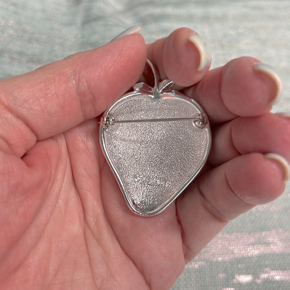 VINTAGE SARAH COVENTRY LARGE STRAWBERRY BROOCH IN SILVER TONE 1968 - Picture 8 of 8